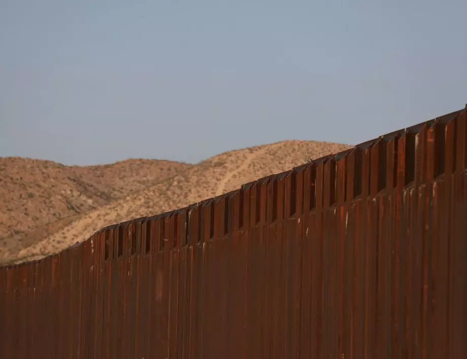 САЩ вече има 200 км стена по границата с Мексико