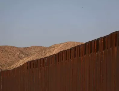 Подкрепящи Тръмп тръгнаха да строят частна стена, а папата заклейми оградата с Мексико
