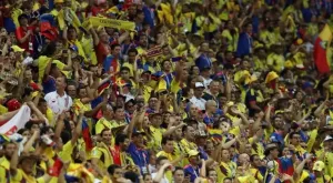 Скандал в Колумбия: Противниковата агитка замеря играч с ножове (СНИМКА)