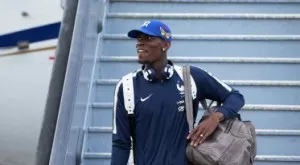 Намеква ли Погба за трансфер? Французинът се появи облечен с фланелка на Дибала (СНИМКА)