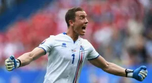 ВИДЕО: Вратарят на Исландия е еднакво добър под рамката и зад камерата