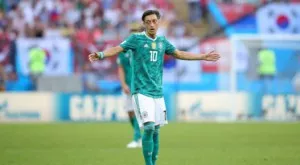 Скандал след Германия - Южна Корея: Йозил се сби с фенове