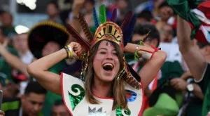 Феновете в Мексико Сити празнуват пред... посолството на Южна Корея (ВИДЕО)