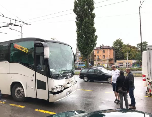 Катастрофа между тролей и автобус в София (СНИМКИ)