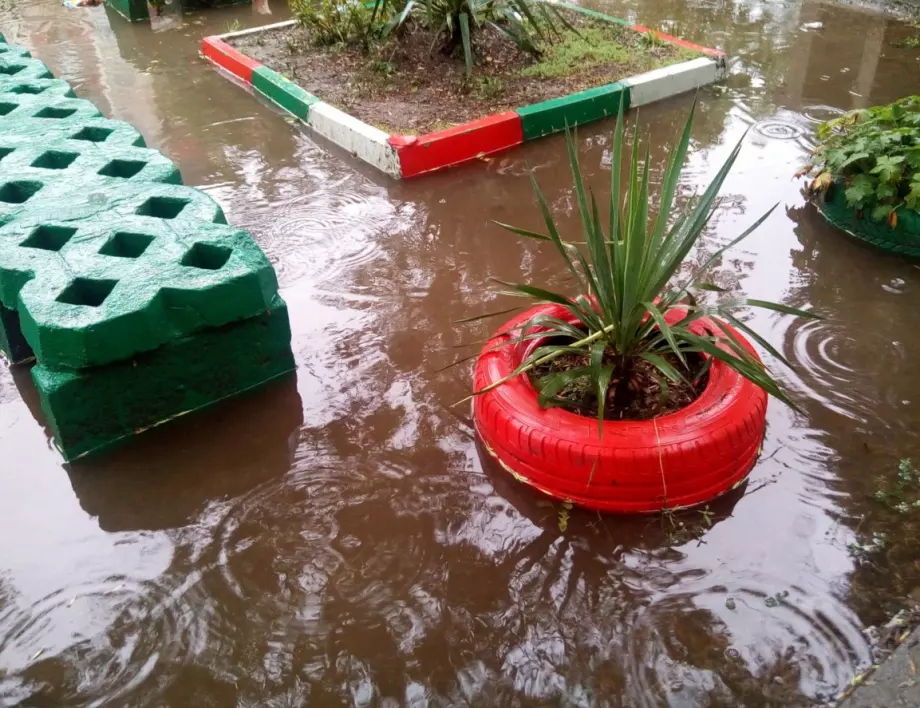 Аварийни екипи отводняват къщи и улици в столичния район "Нови Искър"