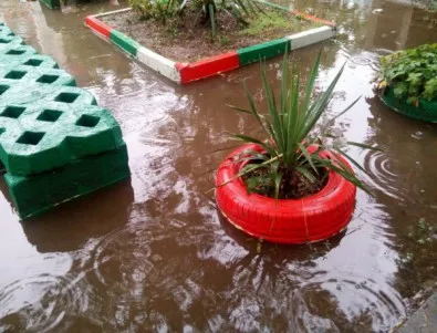 Проливните дъждове наводниха улици и приземни етажи в град Мизия