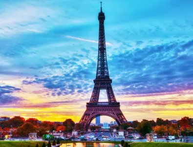 Бомбена заплаха наложи евакуацията на Айфеловата кула в Париж (ВИДЕО)