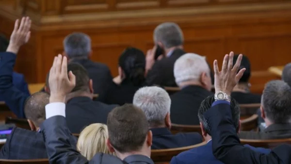 След огромна порция мозъчна недостатъчност НС одобри рамката на бюджета на ДОО 