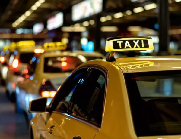 Таксиджия наби млада жена, отказала да плати (ВИДЕО)