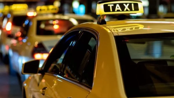Полицай се опита да спре таксиджия, той го блъсна