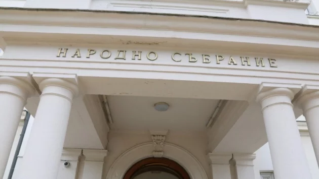 Парламентът временно остава без ток