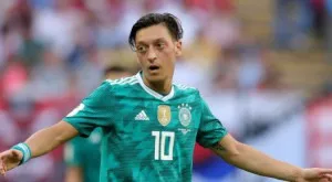 Президентът на Германската футболна федерация: Трябваше да защитя Йозил от расистките нападки