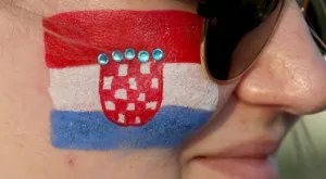 ВИДЕО: От радост хърватин изхвърли...канапето си през прозореца 