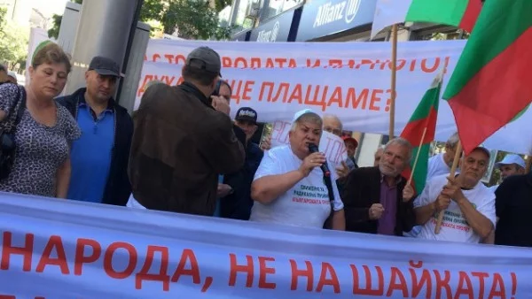 Граждани на протест: Убиват ни с тока, водата и парното