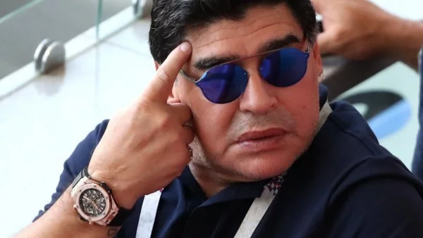 Марадона пропуска премиера в Кан, ще си прави операция 
