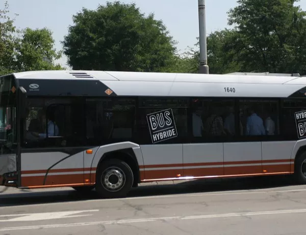 Удължават тестовия период на хибридния автобус в София
