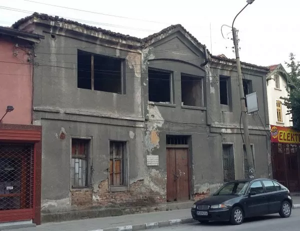 Първото училище в Асеновград се руши, с петиция граждани искат реставрация