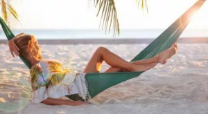 Изгодно пазаруване на плажни стоки в края на лятото