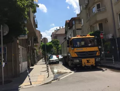 Мият основни улици и булеварди в София заради жегата