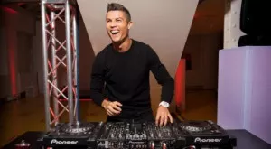 {{ otherArticle[0].article.title }}