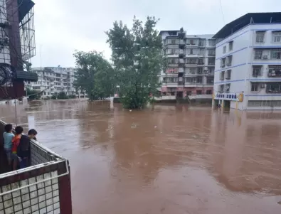 В Турция плуват по улиците и се движат с лодки след мащабно наводнение (ВИДЕО)