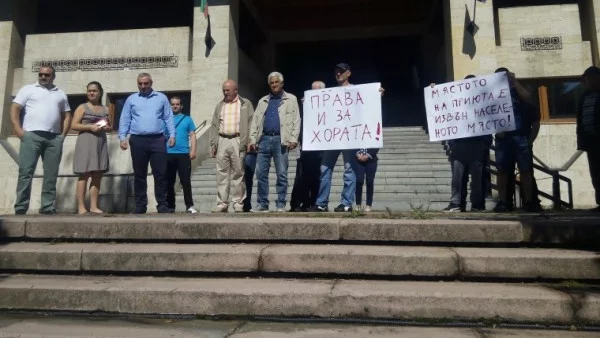 Жители на родопско село протестират срещу приют за кучета 