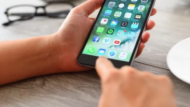 Израел ще следи до края на годината мобилните телефони на заразените с коронавирус  