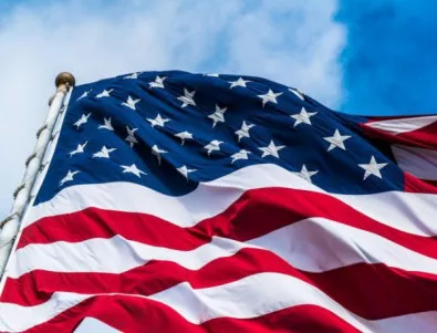 Американски сенатори искат знамената в САЩ да бъдат свалени наполовина в чест на Маккейн