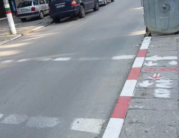 Асеновградчани си нарисуваха пешеходна пътека сами