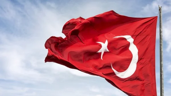 Нова мода в Турция: Появиха се вече и "антидоларови молитви"