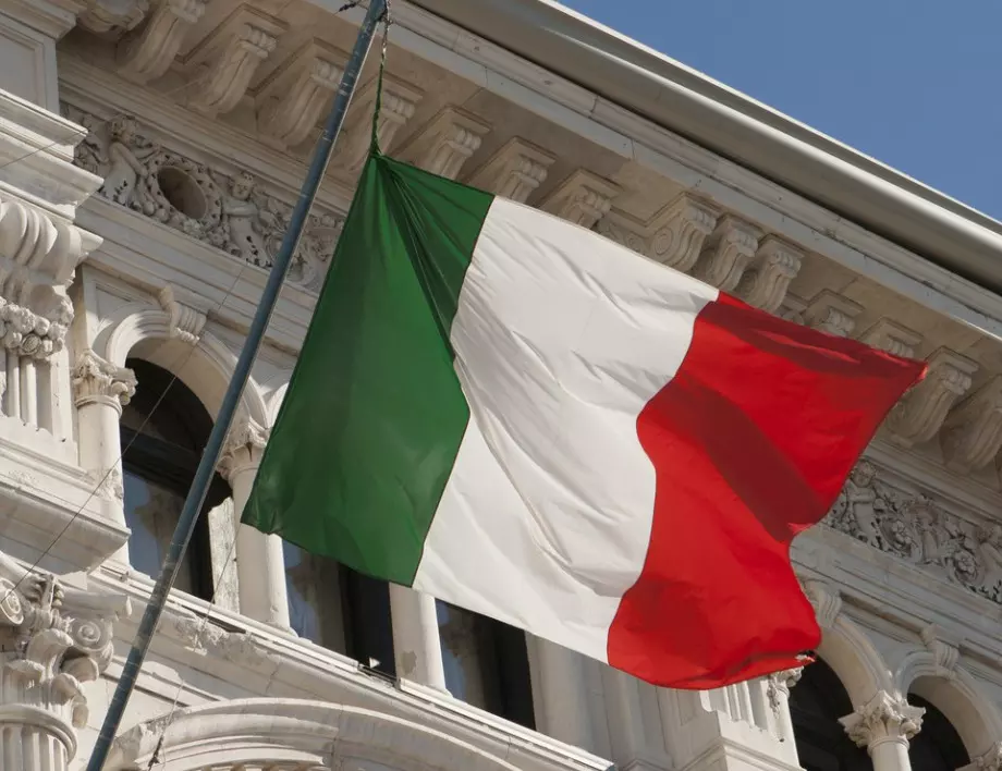 Италианци пеят от прозорците си, за да повдигнат духа си (ВИДЕО)