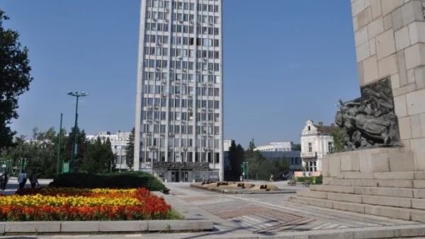 Общината продължава почистването на паметниците във Видин 