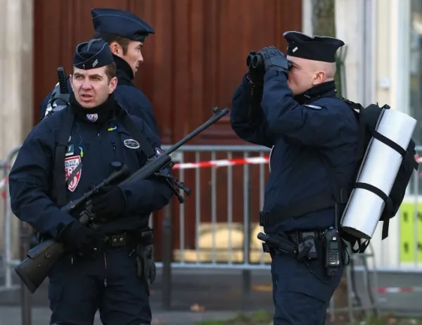 Френски полицаи убиха мъж, нападнал хора с нож