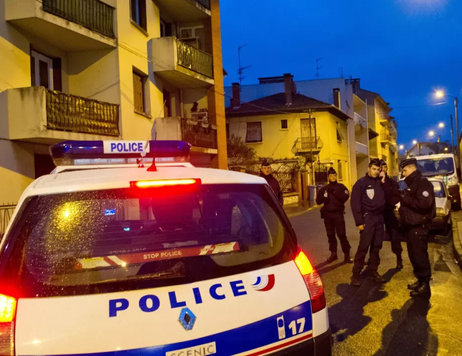 15 служители на реда пострадаха при сблъсъци с мигранти във Франция