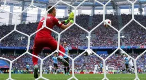 Нелепа вратарска грешка закопа Уругвай срещу Франция (ВИДЕО)