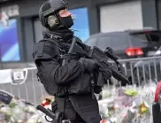 Мъж застреля двама полицаи в участък в Париж 