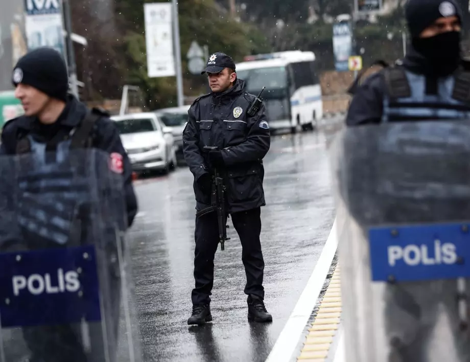 Загинали и ранени при срутване на мина в Турция