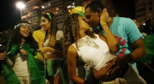 Аптекарка в Русия надупчила всички кондоми, които продала на чужди фенове