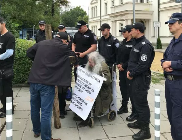 Босия и негови привърженици отново протестираха пред парламента