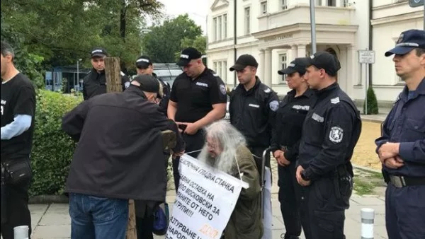 Босия и негови привърженици отново протестираха пред парламента