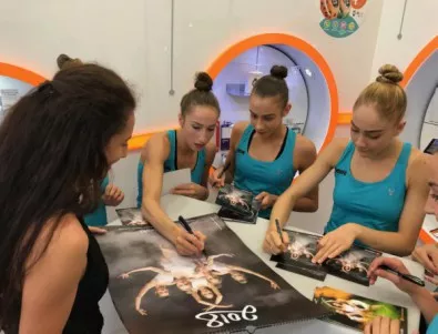 Златните ни момичета откриха лятото с раздаване на автографи във Варна (ВИДЕО)
