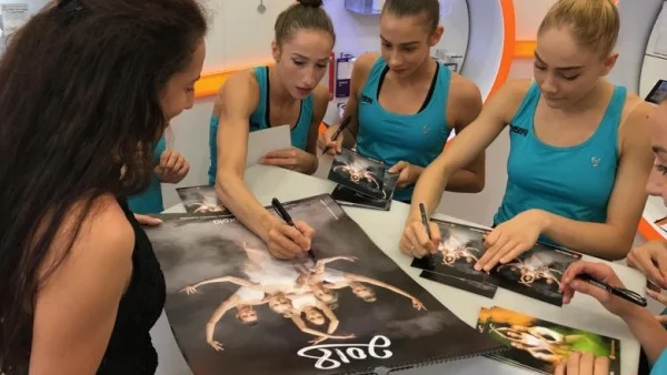 Златните ни момичета откриха лятото с раздаване на автографи във Варна (ВИДЕО)