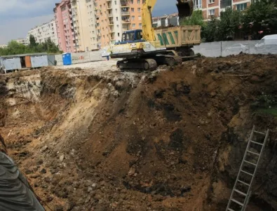 Изкоп застрашава къщи във Велико Търново, собственикът нехае