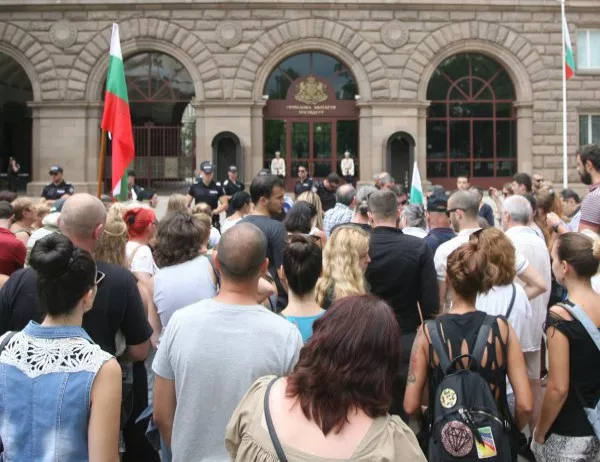 Протест пред президентството заради евтаназията на животни в Ямболско (ВИДЕО)