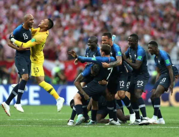 Франция е новият световен шампион по футбол след скандален и зрелищен финал