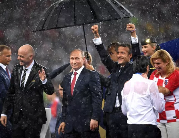 Трима лидери, но чадър само за Путин (СНИМКИ)