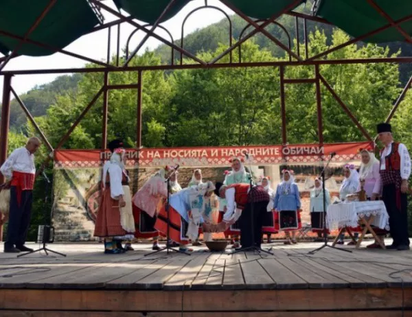 В село Рибарица канят на празник на народния обичай и автентичната носия