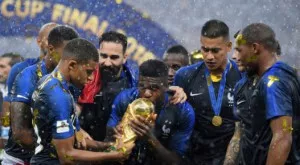 Той взе златен медал от Мондиала, а още чака дебюта си за Франция