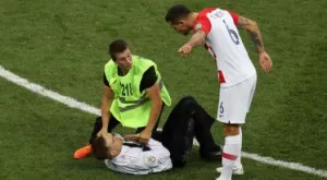 Ловрен реши да се саморазправи с нахлулите фенове по време на финала (СНИМКИ)