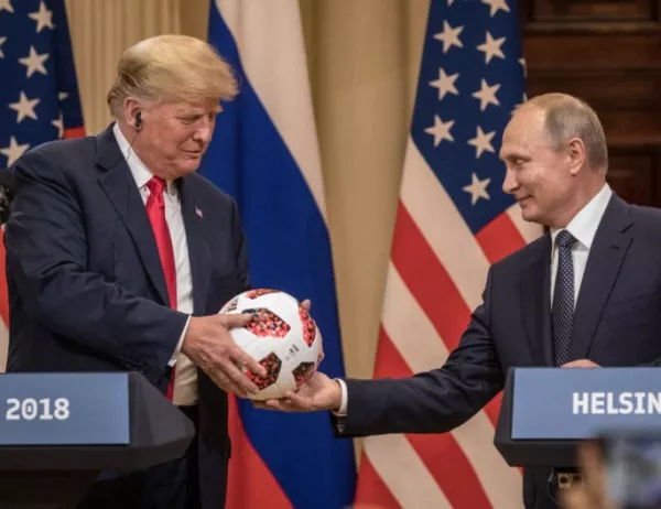 Футболната топка, която Путин подари на Тръмп - с нелека съдба